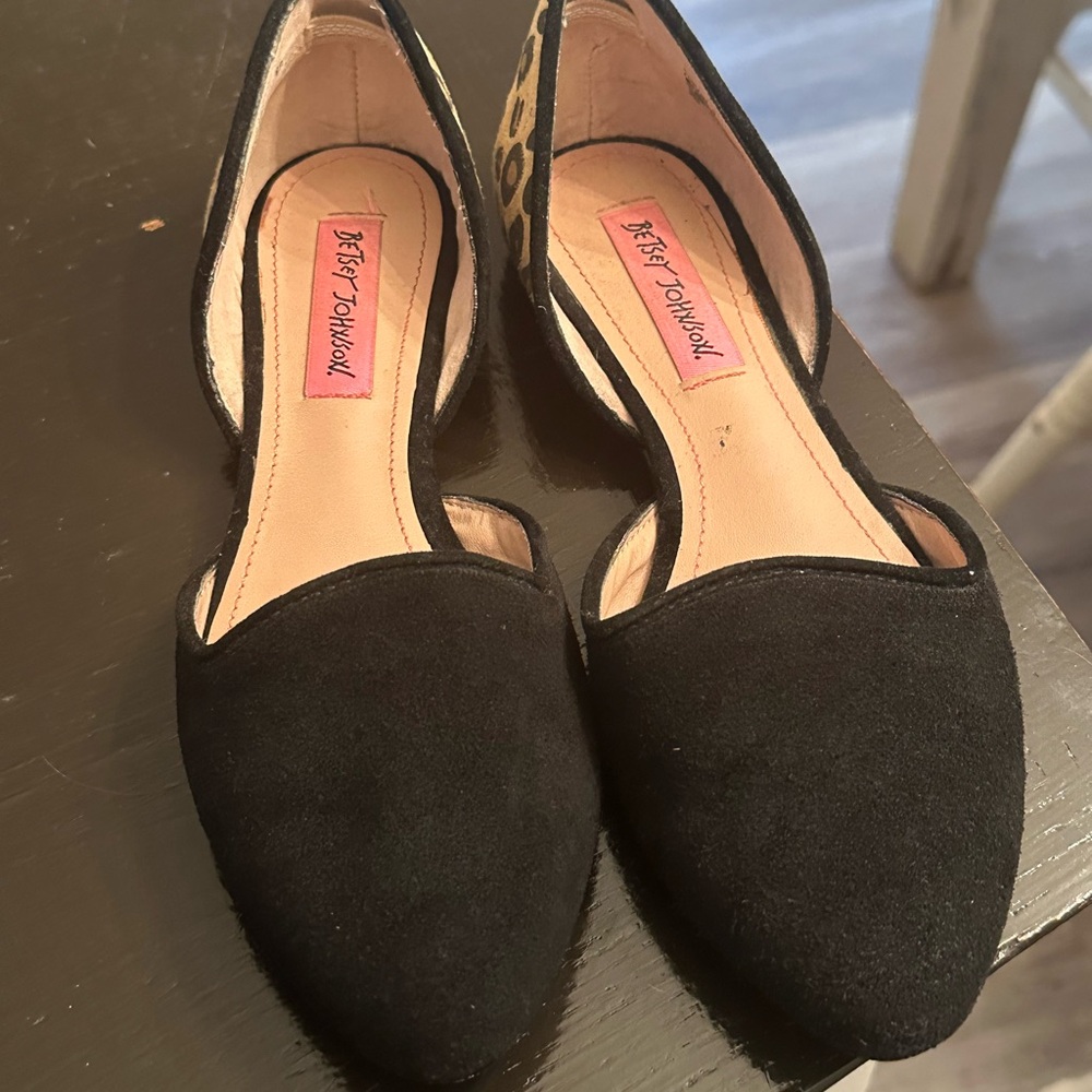 Betsey Johnson Black Suede Flats